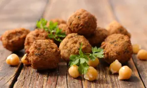 Falafel kebab: Co to, czy zdrowy? Skład, kalorie i przepis DIY