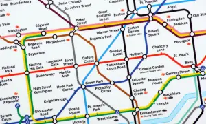 Fragment mapy linii metra w Londynie z zaznaczonymi stacjami: Paddington, Baker Street, Oxford Circus, Victoria, Bank.