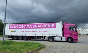 Różowa ciężarówka z napisem "Długość ma znaczenie" zachęca do zrobienia kursu na prawo jazdy c+e.