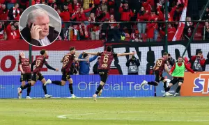 Andrzej Grajewski, prezes Widzewa, rozmawia przez telefon podczas meczu. Piłkarze świętują bramkę.
