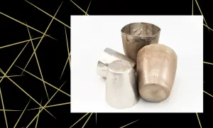 Kilka metalowych naczyń, które mogą pomóc w pytaniu, jak sprawdzić czy platyna to platyna.