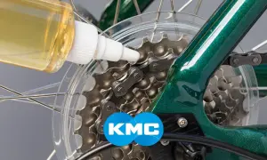 Olejowanie łańcucha KMC to klucz do płynnej jazdy. Dowiedz się, jak dobrać łańcuch do roweru i jak o niego dbać.