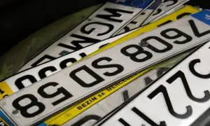 Stos tablic rejestracyjnych, w tym numerów z literami "SD" i cyframi "809", czeka na pch rejestracja.