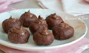 Dolci da fare in 5 minuti senza cottura giallozafferano: palline al cacao con crema al cioccolato, perfette per una pausa golosa.