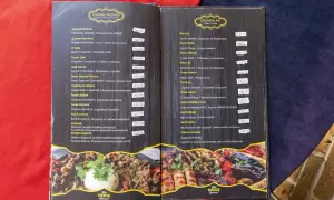 Menu z daniami kuchni tureckiej, w tym różnorodne rodzaje kebabów, jak np. Beyti Kebap.