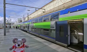 Une peluche souris attend le train pour Beauvais, à une distance raisonnable de Paris.
