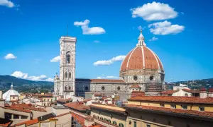 Florenz: Dom und Giottos Glockenturm unter blauem Himmel. Wie viele Tage braucht man, um diese Schönheit zu erkunden?