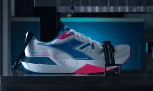 Scarpa da diadora running "Corsa" in fase di test, con dettagli blu e fucsia, pronta per la velocità.