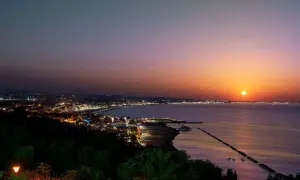 Tramonto su Gabicce Mare, con le luci della città che si accendono. Perfetto per scoprire cosa fare a Gabicce Mare la sera.