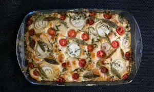 Goldbraune Focaccia mit Kirschtomaten, Zwiebelringen und Kräutern. Ein köstliches Beispiel für Focaccia Rezepte.