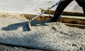 Jaki beton na posadzkę B15 czy B20? Poznaj kluczowe różnice i koszty