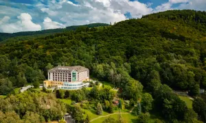 Hotel Belweder Ustroń, otoczony zielenią Beskidów, zaprasza na wypoczynek. Wiele pozytywnych hotel belweder ustroń opinie potwierdza jego urok.