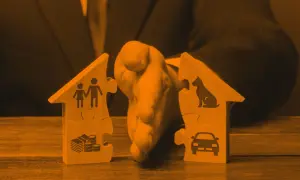 Rozdzielone domy z puzzli symbolizują podział majątku. Na jednym rodzina i pieniądze, na drugim pies i samochód. To obraz podziału, który może być uregulowany przez intercyzę.