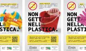 Tre poster informativi sulla raccolta differenziata: giocattoli, secchi e guanti non sono imballaggi riciclabili.
