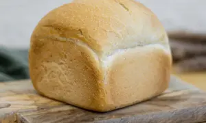 Jak odświeżyć czerstwy chleb w mikrofalówce? Szybki sposób