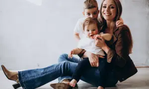 Szczęśliwa mama z dwójką dzieci. Zastanawiasz się, urlop wychowawczy ile trwa? To czas na rodzinne chwile.