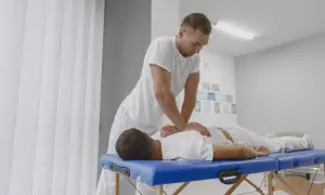 Fizjoterapeuta: Ile godzin na etacie? Normy, wyjątki i realia
