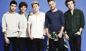 Pięciu członków One Direction pozuje do zdjęcia na niebieskim tle.