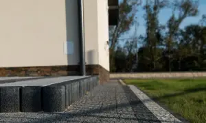 Jak ułożyć kostkę brukową na starym betonie bez błędów i kosztów