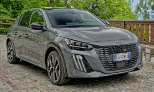 Szary Peugeot 208 na brukowanej drodze. Sprawdź aktualną peugeot 208 cena i wybierz swój wymarzony samochód.