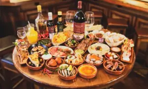 Taberna española: tu guía para tapas, vinos y vivir la experiencia local