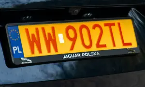 Polskie tablice rejestracyjne z numerem WW 902TL na ciemnym tle samochodu.