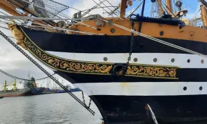 La prua ornata del veliero Amerigo Vespucci ad Ancona, con catene e decorazioni dorate.
