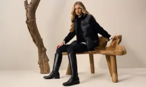 Eleganckie kozaki z szeroką cholewką idealnie uzupełniają stylizację z puchową kurtką i dopasowanymi legginsami.