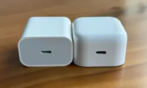 Dwie białe ładowarki USB-C, jedna z szarym panelem, idealne do iPhone 15.