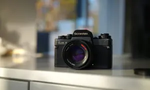 Klasyczny aparat Rolleiflex SL35 E, gotowy do tworzenia pięknych zdjec analogiem.
