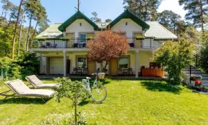 Idealne miejsce na pobierowo holiday: dom z tarasem, rowerem i leżakami w ogrodzie.