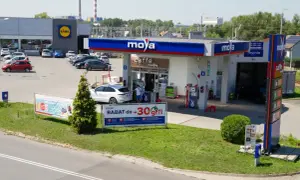 Stacja paliw Moya z Caffe Moya i myjnią, obok supermarket Lidl.