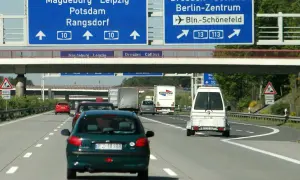 Niemieckie autostrady bez limitu: znaki kierują do Magdeburga, Lipska, Drezna i Berlina.