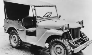 En Willys Overland-jeep från andra världskriget, med sufflett och öppen design, redo för äventyr.