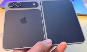 Prototype d'un iPhone 18 Fold, un smartphone pliable avec deux écrans et un logo Apple.