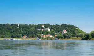 Kazimierz Dolny: ruiny zamku, baszta obronna i kościół na wzgórzu. Atrakcje turystyczne nad Wisłą.