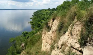 Malownicze klify nad jeziorem, porośnięte zielenią. Odkryj magiczne miejsca kujawsko-pomorskie.