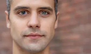 Mężczyzna z heterochromią sektorową. Jedno oko niebieskie z ciemniejszymi fragmentami, drugie szare.