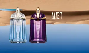 Dwa flakony Mugler Alien EDT: jeden błękitny, drugi fioletowy, na tle pustynnego krajobrazu z wodą.