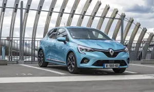 Une Renault Clio 5 bleue stationnée, parfaite pour estimer le prix de sa révision.