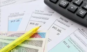 Złotówki, kalkulator i formularze PIT-37, PIT-38, PIT-36L, PIT-36. Czas na rozliczenie podatku!