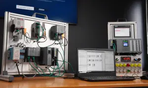 System automatyki przemysłowej z modułami Siemens, okablowaniem Profinet i panelem operatorskim.