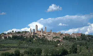 San Gimignano mit seinen Türmen, umgeben von Olivenhainen. Entdecken Sie die Geheimtipps dieser toskanischen Stadt.