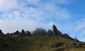Skalne formacje na szkockiej wyspie Skye, gdzie skutki nagłej zmiany pogody pokazują, jak się ubrać: warstwowo i z ochroną przed wiatrem.