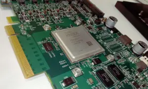 Placa de circuito impreso con un chip Xilinx Kintex FPGA. Este chip es el corazón de la placa, permitiendo la configuración de hardware para diversas aplicaciones.