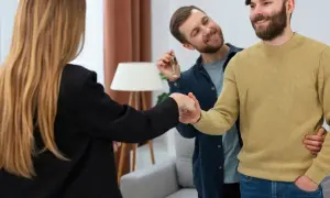 Coppia felice riceve le chiavi di casa, firmando un contratto 4+4 con disdetta dopo 4 anni.