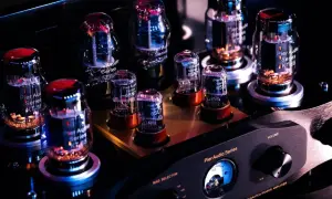 Różne rodzaje wzmacniaczy lampowych Pier Audio Series, w tym KT-88 i 6SN7, świecą ciepłym blaskiem.