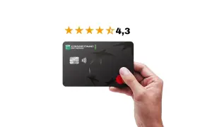 Hand hält schwarze Karte mit Sternenmuster. Sterne, 4,3 Sternebewertung. Gute consors finanz kredit erfahrungen.