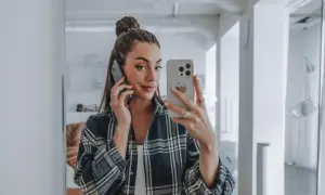 Jak zrobić dobre selfie w lustrze: uniknij najczęstszych błędów