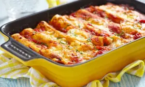 Pyszne cannelloni z mięsem mielonym i sosem beszamelowym, zapieczone pod serem. Idealny przepis na rodzinny obiad.